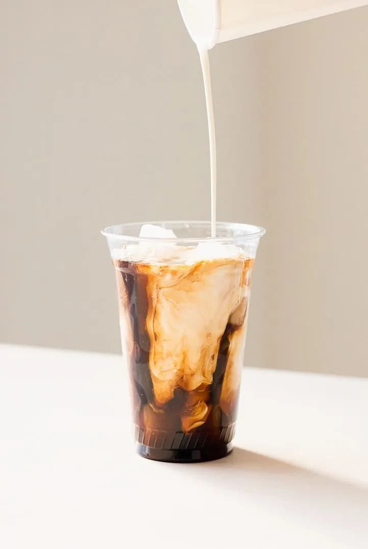 Молоко в кофе — бесполезная привычка или необходимый ингредиент?